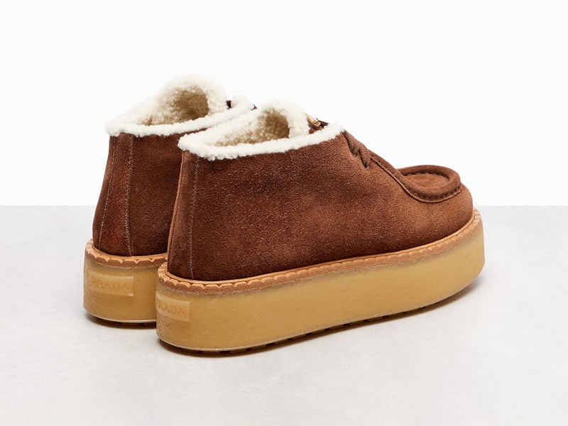PRADA botinetas Wallaby RENDENCIA OTOÑO INVIERNO 2026 SERMA FOTO-4.jpg PRADA bets on Wallaby booties with inner leather
