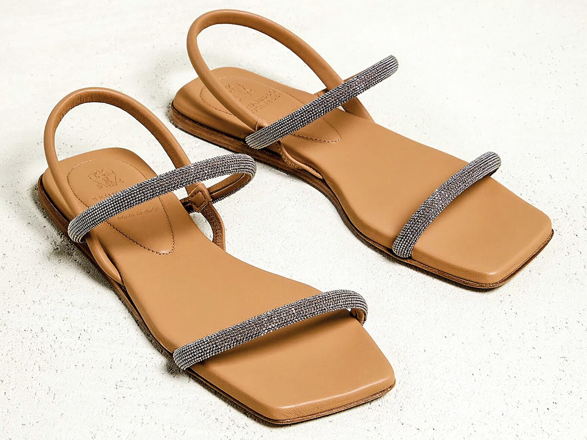 Sandalias bajas con tiras: Evocando estilos conocidos