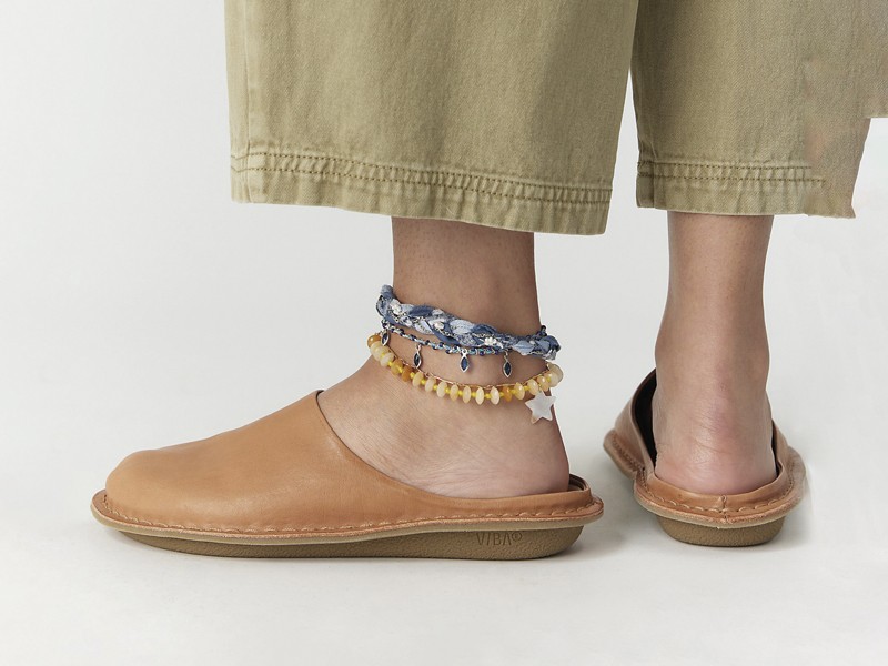 MULES INDOOR MUJER TENDENCIA CALZADO MARROQUINERIA BOLSOS CARTERAS PRIMAVERA VERANO 2026 SERMA 158descarga.jpg Mules indoor combinan punteras cerradas y talones libres