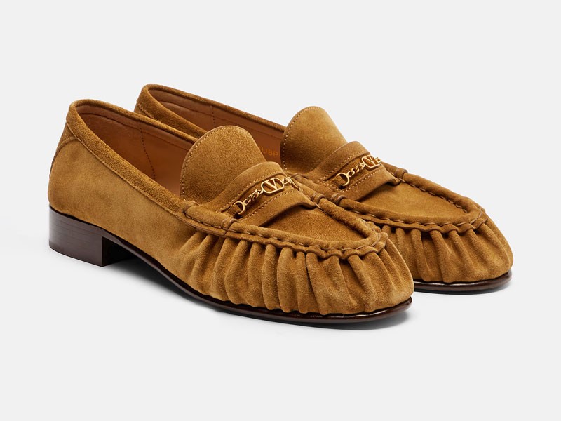 What is the origin of the gathered seam in moccasins?