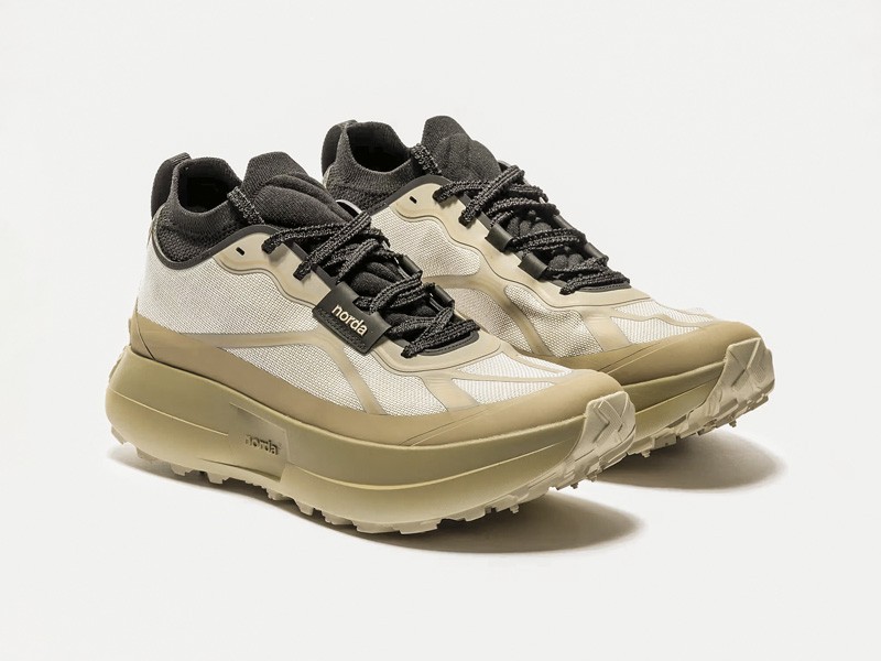 SNEAKERS CHUNKY HOMBRE TENDENCIA CALZADO TEMPORADA OTOÑO INVIERNO 2027 SERMA 159 https___s3.store.hypebeast.com_media_image_9f_bb_055-m-strato-model-4-9fbbf1de.jpg Men’s Chunky Sneakers Bring Volume and Color