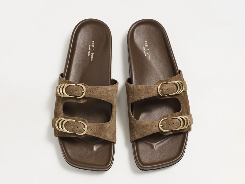 Herrajes transforman sandalias con hebillas, tachas y cruces