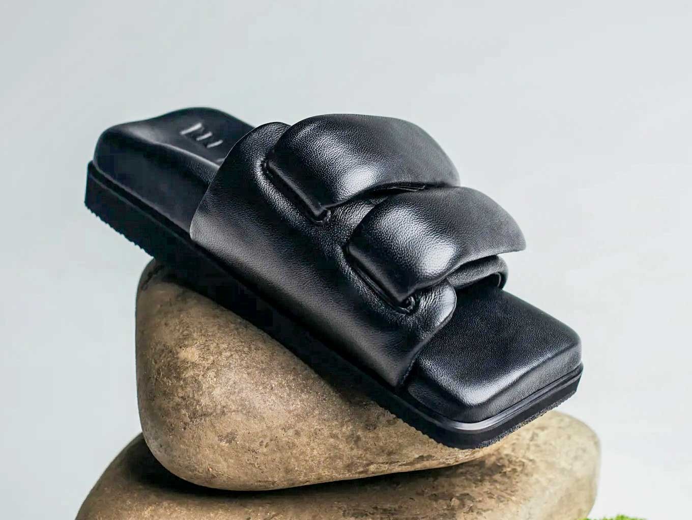Desde Ucrania: Las chanclas y ojotas cuadradas de SINOBI. Las más cool.