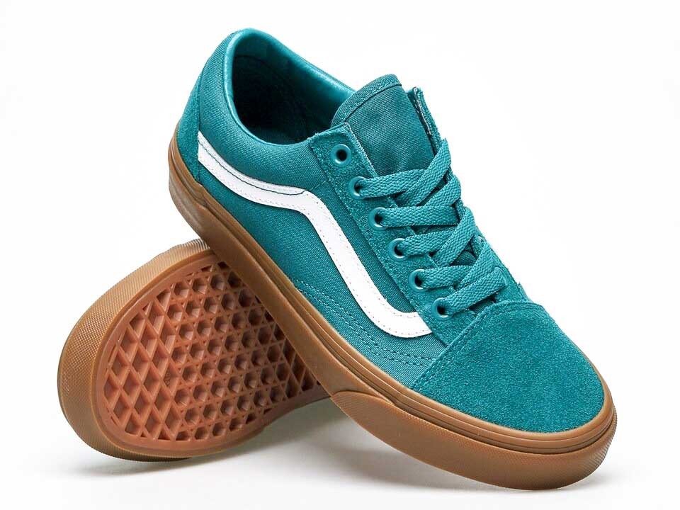 What will be the color of summer? Very Peri Blue or Quetzal Green?
