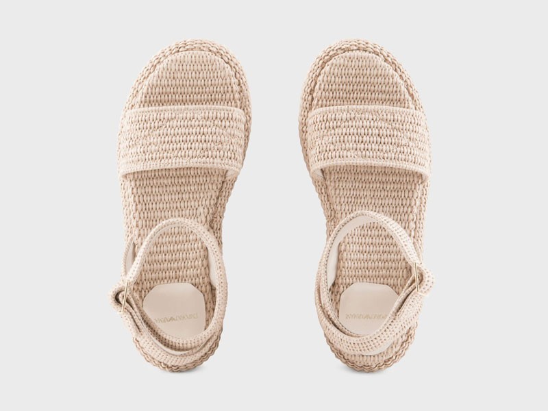 FOTO-6.-ARMANI.jpg Summer 23/24 trend: ARMANI presents its exclusive woven raffia models