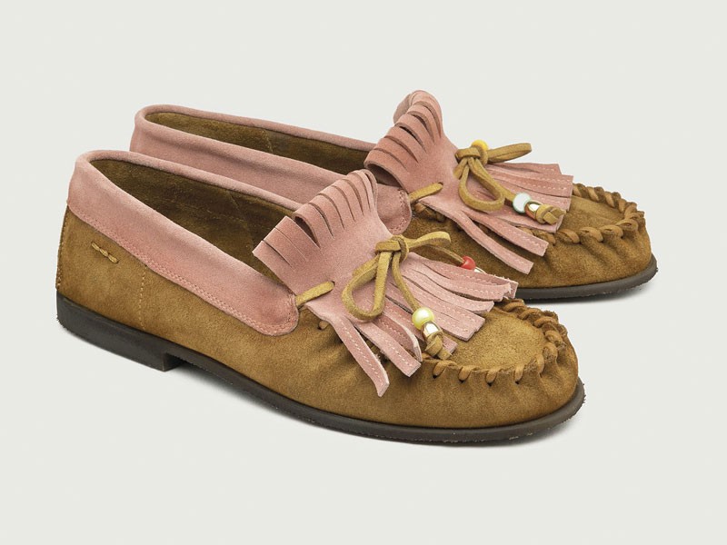 MOCASINES ACORDONADOS CALZADO MUJER ARTESANAL SANDALIA TENDENCIA PRIMAVERA VERNAO 2026 2027 SERMA167AlexanderHotto-ss26-woman-loafer-gorain-cipria-69620.jpg Folk moccasins combine fringes, ties and an earthy palette