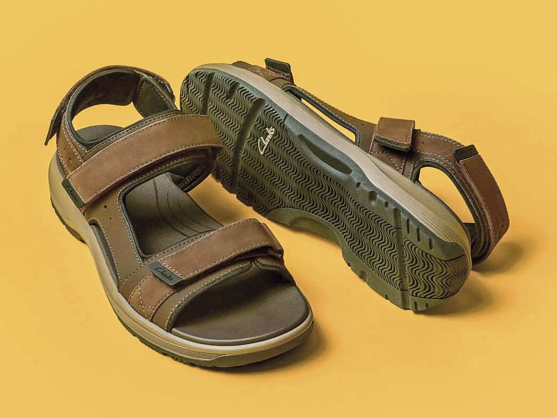 Sandalias masculinas combinan tiras, calados y fondos robustos