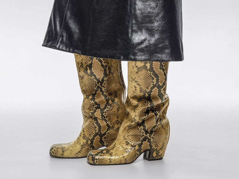 BOTAS ALTAS MUJER TENDENCIAS OTOÑO INVIENRO 2026 SERMA 156252BZ0501_12160_D_3.jpg Botas altas slouchy con drapeado hasta la rodilla