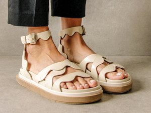 CALZADO-ZAPATO-MUJER-SANDALIAS-MODA-FOOTWEAR-SHOES-WOMAN-FASHION-SERMA-wavy-ivory-sandals-sandals-aloha.jpg