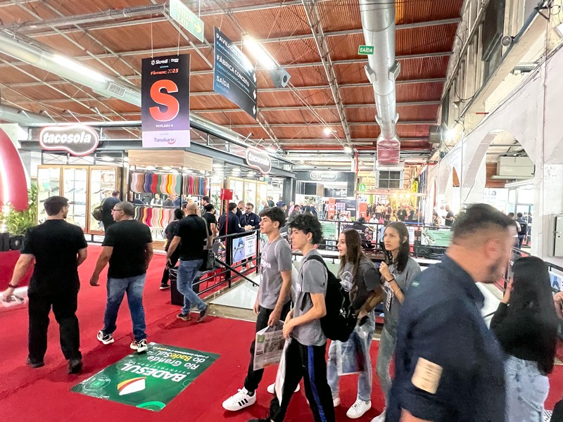 Crowded aisles and hallways confirmed the event’s importance for the manufacturing sector. FIMEC: the largest supplier fair in Latin America