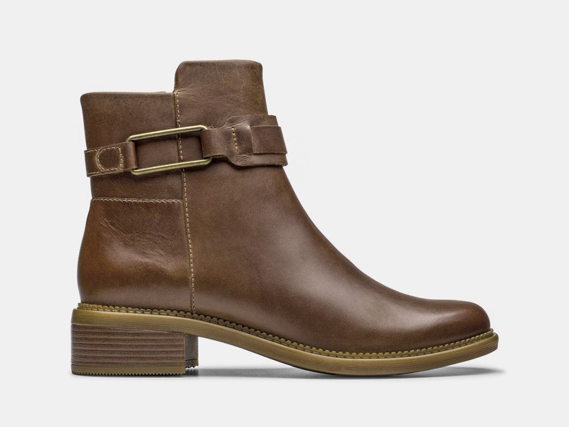 Herrajes y paneles elevan botinetas de base robusta