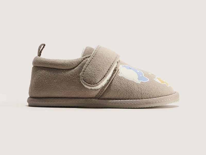 NINÑO NINA ZAPATOS SNEAKERS TENDENCIA CALZADO TEMPORADA OTOÑO INVIERNO 2027 SERMA 159 bb61217a6c08f83327da9a67d5d2356e2979f08a.jpg Los cozy shoes amplían la oferta de pantuflas infantiles
