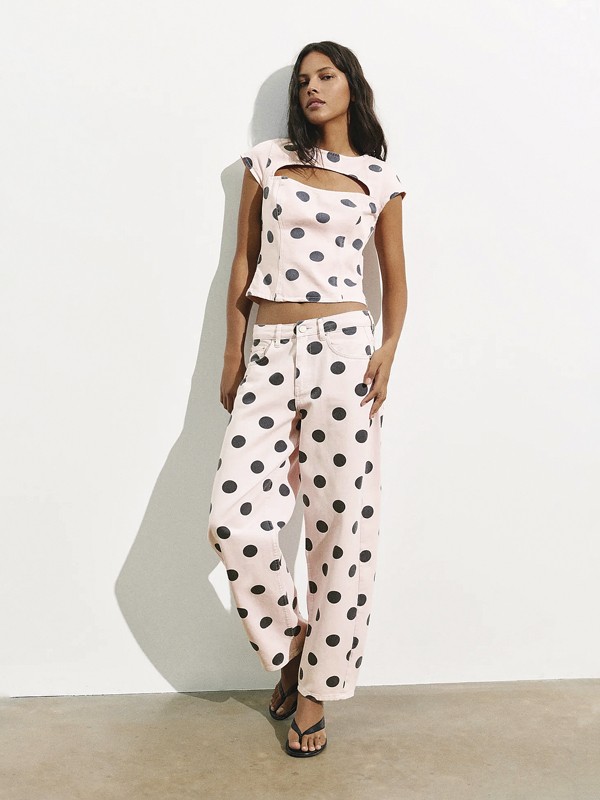 ESTAMPA DE ALUNARES LUNARES POLKA DOTS MUJER TENDENCIA CALZADO MARROQUINERIA BOLSOS CARTERAS PRIMAVERA VERANO 2026 SERMA 15807461300620-A4M.jpg Los contrastes bicolores definen calzado y bolsos con lunares