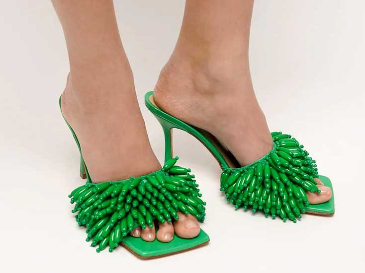 What will be the color of summer? Very Peri Blue or Quetzal Green?