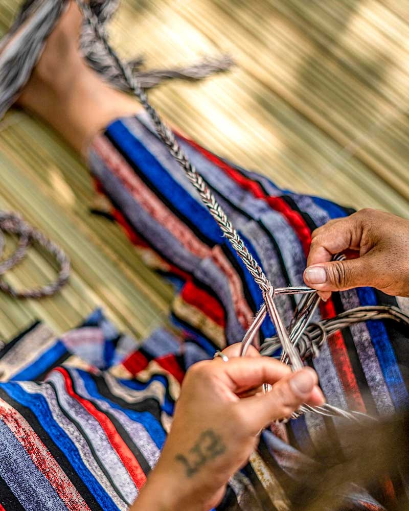 Exclusivas sandalias multicolores de CHLOÉ, con artesanía paraguaya