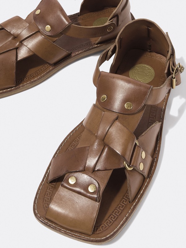 SANDALIAS HOMBRE TENDENCIA CALZADO MARROQUINERIA BOLSOS CARTERAS PRIMAVERA VERANO 2026 SERMA 158P01149613_b2.jpg Los marrones organizan colecciones de sandalias masculinas