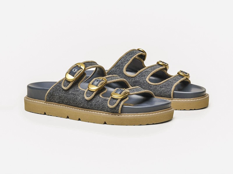 Herrajes transforman sandalias con hebillas, tachas y cruces