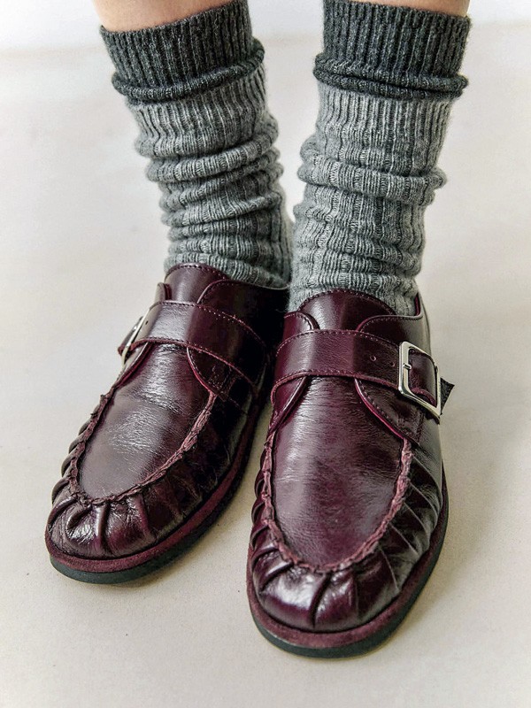 El color merlot define la base cromática del calzado urbano