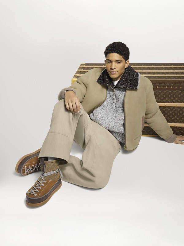 Men’s snow-style footwear with insulation and traction soles