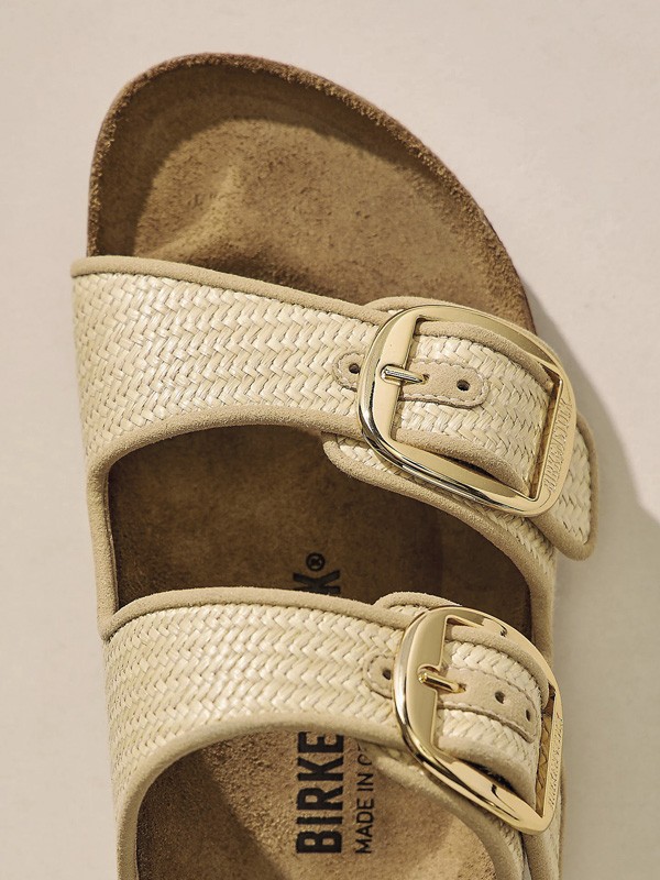 Herrajes transforman sandalias con hebillas, tachas y cruces