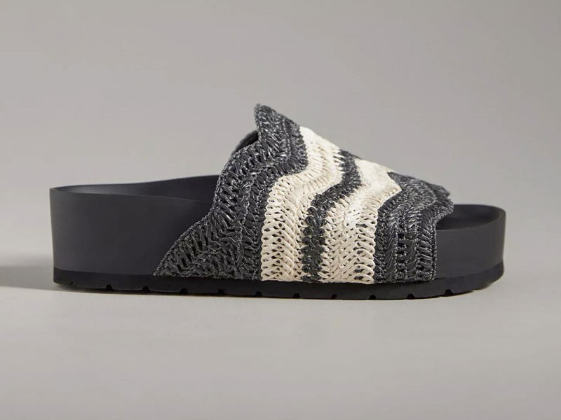 Plantillas anatómicas,  tiras y creatividad:  La fórmula ganadora para  las chanclas más buscadas