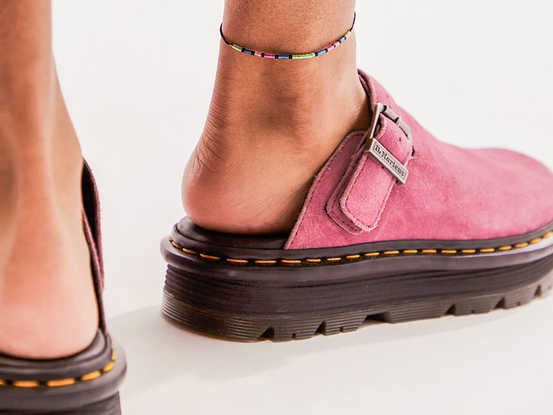 Nuevas mules de DR. MARTENS ¿Serán las favoritas en el próximo verano?