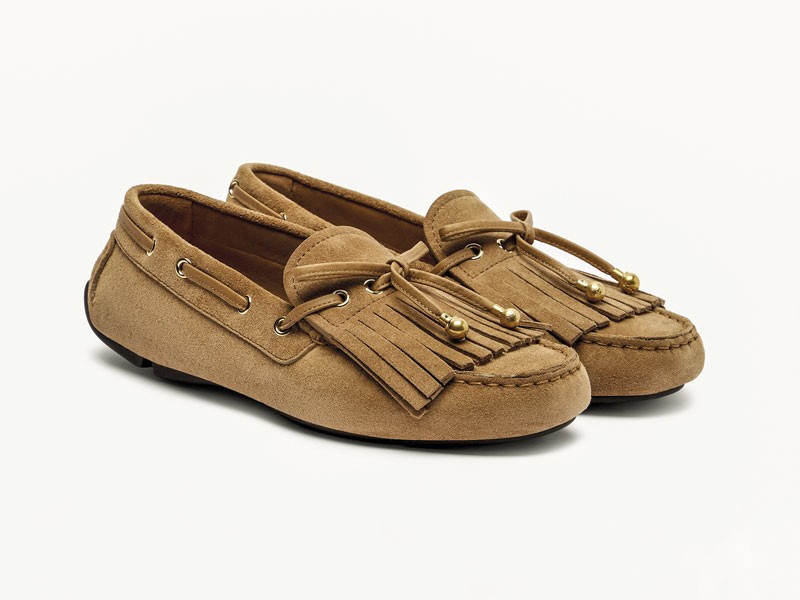 Mocasines folk combinan flecos, lazos y una paleta tierra