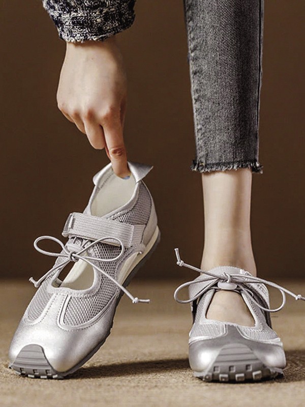 SNEAKERINAS BALERINAS BALLERINAS SNEAKERS ZAPATILLAS SLIM MUJER TENDENCIA CALZADO MARROQUINERIA BOLSOS CARTERAS PRIMAVERA VERANO 2026 SERMA 158Captura-de-pantalla-2026-05-29-a-la(s)-18.34.58.jpg Los sistemas de ajuste diversifican las sneakerinas femeninas