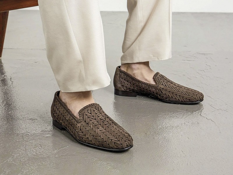 SILUETAS SLIM LISO SPORT HOMBRE CALZADO TENDENCIA PRIMAVERA VERNAO 2026 2027 SERMA 157w2000_q80-(4).jpg Slim silhouettes refine men’s low shoes with thin soles