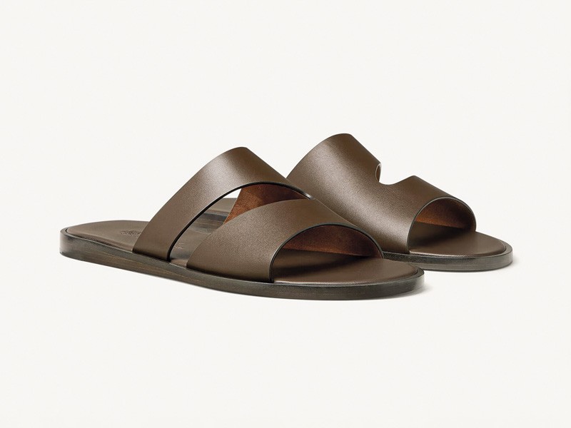 Chanclas urbanas combinan fajas, hebillas y cruces