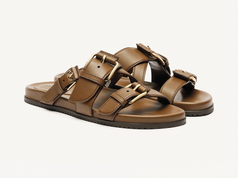 Herrajes transforman sandalias con hebillas, tachas y cruces