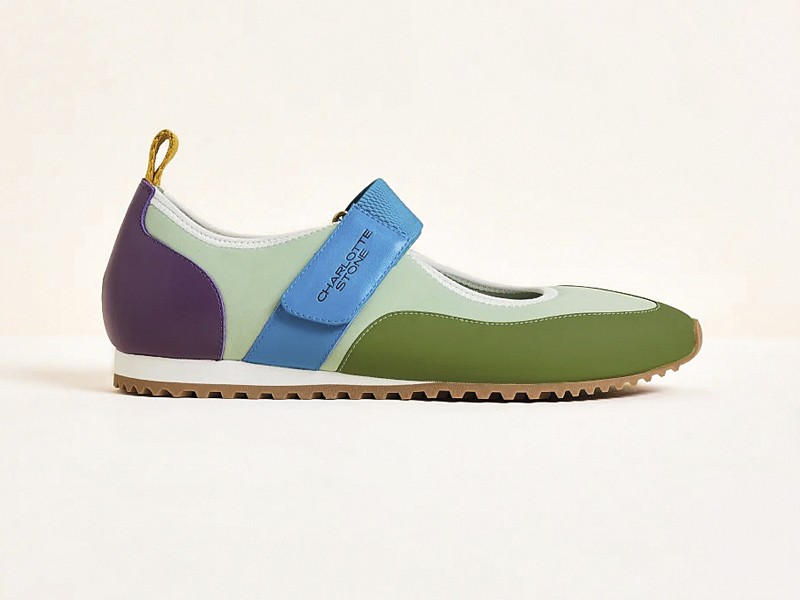 BALLERINAS BALERINAS MARY JANE GUILLERMINAS MUJER TENDENCIA CALZADO MARROQUINERIA BOLSOS CARTERAS PRIMAVERA VERANO 2026 SERMA 158 Mable-Nassau-Right-CC.jpg Ballerinas Mary Jane redefinen el escote sobre el empeine