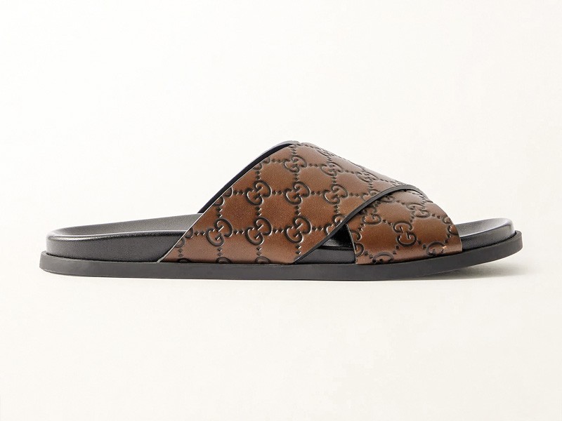 Chanclas urbanas combinan fajas, hebillas y cruces