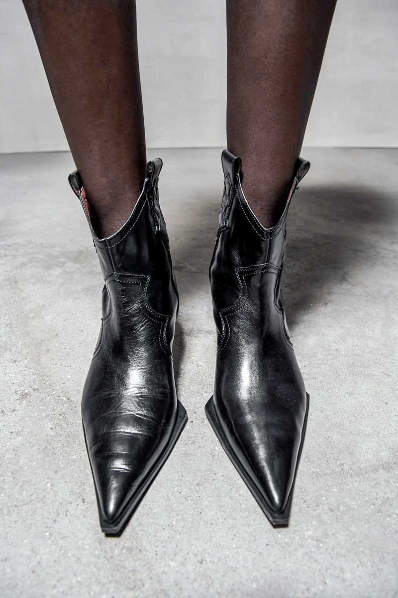 Exclusiva reinterpretación de la bota vaquera por ZARA