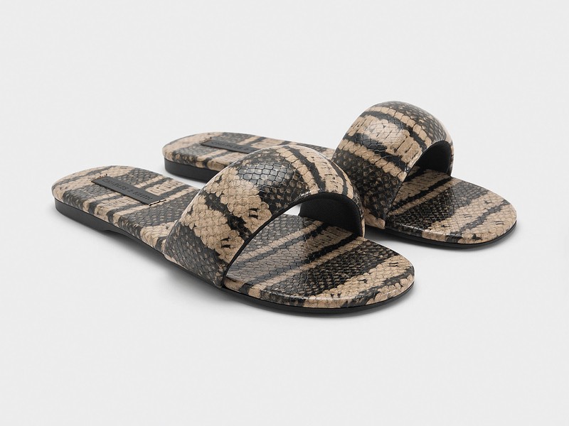 CHANCLAS FAJAS ARTESANALAES MUJER TENDENCIA CALZADO MARROQUINERIA BOLSOS CARTERAS PRIMAVERA VERANO 2026 SERMA 1582025-L6-CK1-70381127-F7-3.jpg Tiras y hebillas estructuran capelladas para sandalias