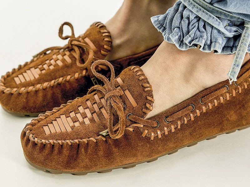 Mocasines folk combinan flecos, lazos y una paleta tierra