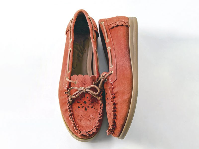 Mocasines folk combinan flecos, lazos y una paleta tierra