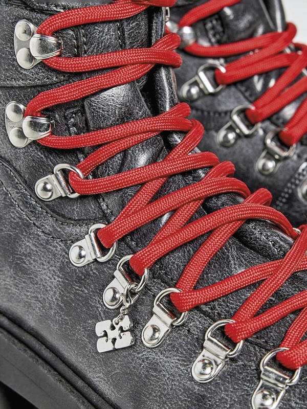 BOTAS BOTINETAS OUTDOOR ESQUI SKY SNOW NIEVE TENDENCIAS OTOÑO INVIENRO 2026 SERMA 156ganni323602262d_1760648078169_2.jpg Men’s outdoor footwear with mid shafts and high-traction soles