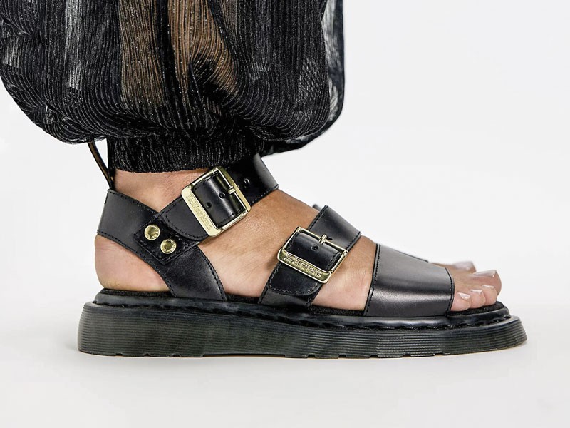 Roman sandals link straps, buckles and ankles