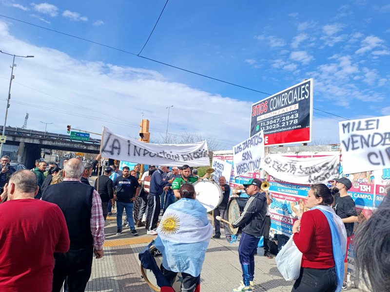 La marcha autoconvocada reunió a un importante número de participantes.