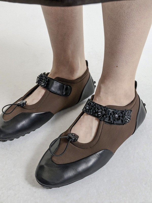 Low shoes with visible linings and soft volumes