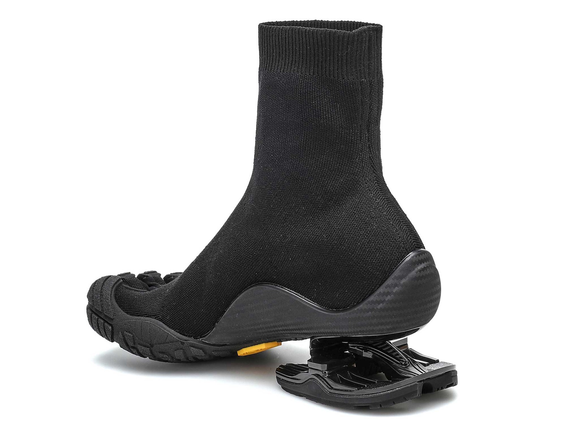 Do you dare to wear them? The eccentric shoes of BALENCIAGA and VIBRAM