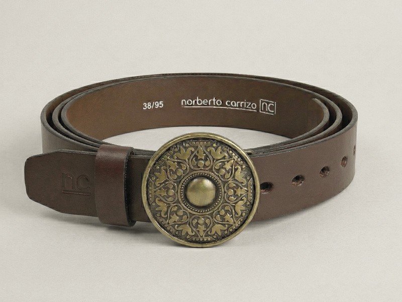 CINTURÓN SIRNGO.COM.AR Hardware transforms sandals through buckles, studs and crossings