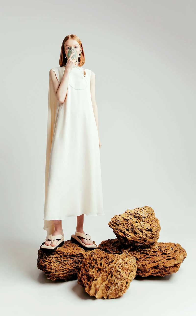 FOTO-8.-SINOBI3 CHANCLAS OJOTAS PUNTA CUADRADA Alexander Vernik Shushan Pambukhchan UCRANIA.jpg From Ukraine: SINOBI square slides and flip flops. The coolest.