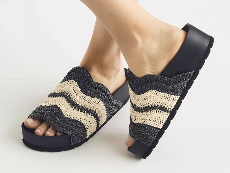 Plantillas anatómicas,  tiras y creatividad:  La fórmula ganadora para  las chanclas más buscadas