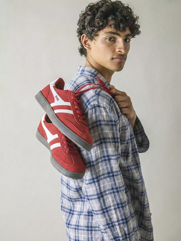 Sneakers urbanas en verde oliva con gamuza y suelas gum