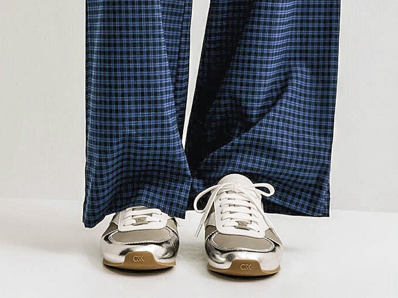 Sneakers metalizadas para mujer con brillo plateado urbano