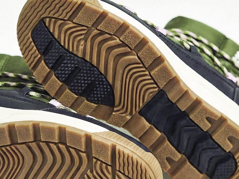 Men’s snow-style footwear with insulation and traction soles