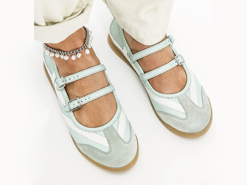 BALLERINAS BALERINAS MARY JANE GUILLERMINAS MUJER TENDENCIA CALZADO MARROQUINERIA BOLSOS CARTERAS PRIMAVERA VERANO 2026 SERMA 158 descarga-(21).jpg Mary Jane ballerinas reshape toplines across the instep