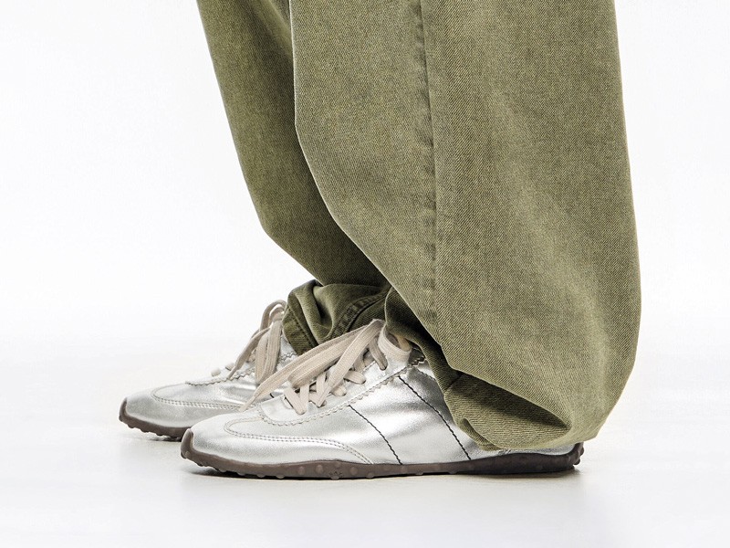 Women’s metallic sneakers with urban silver shine